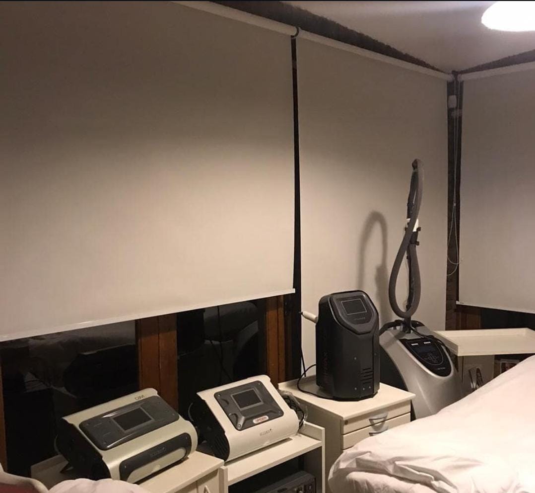 Cortinas roller en salón amplio